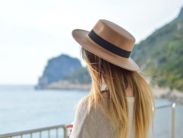 femme aux cheveux lisses